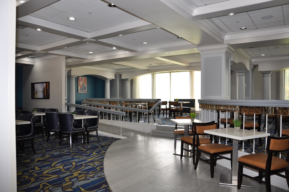 Delta Hotels by Marriott Jacksonville Deerwood 34/52