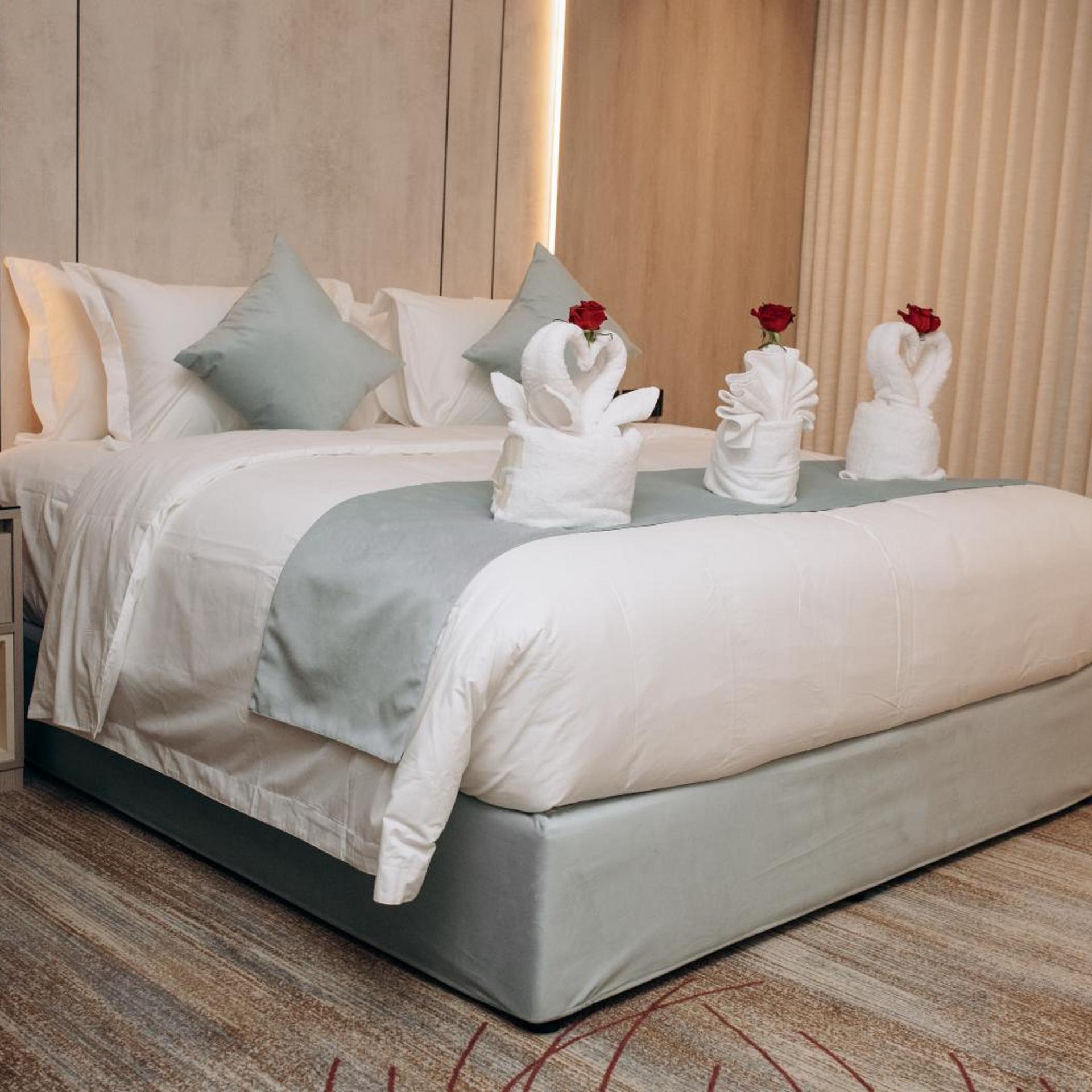 3 Bedrooms, Suite