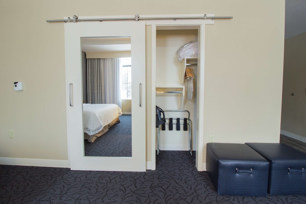 Hampton Inn Suites Cazenovia Ny 23/41