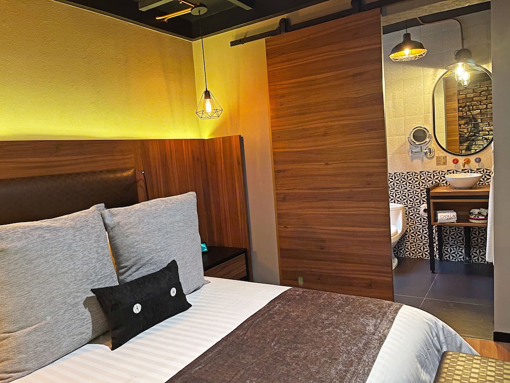 Cadillac Hotel Boutique 11/50