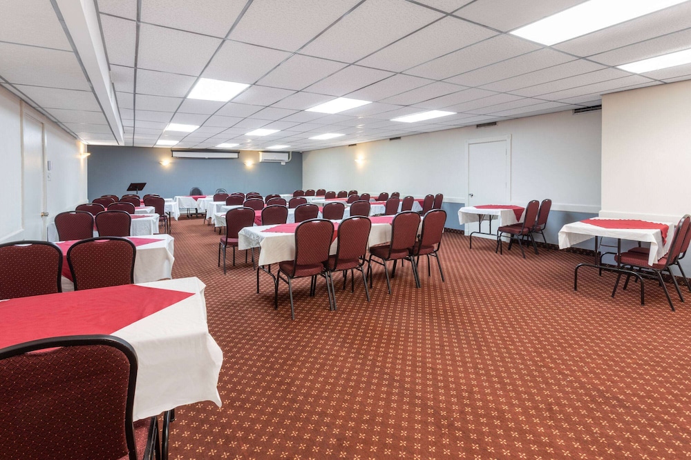 Travelodge by Wyndham Amherst 37/48