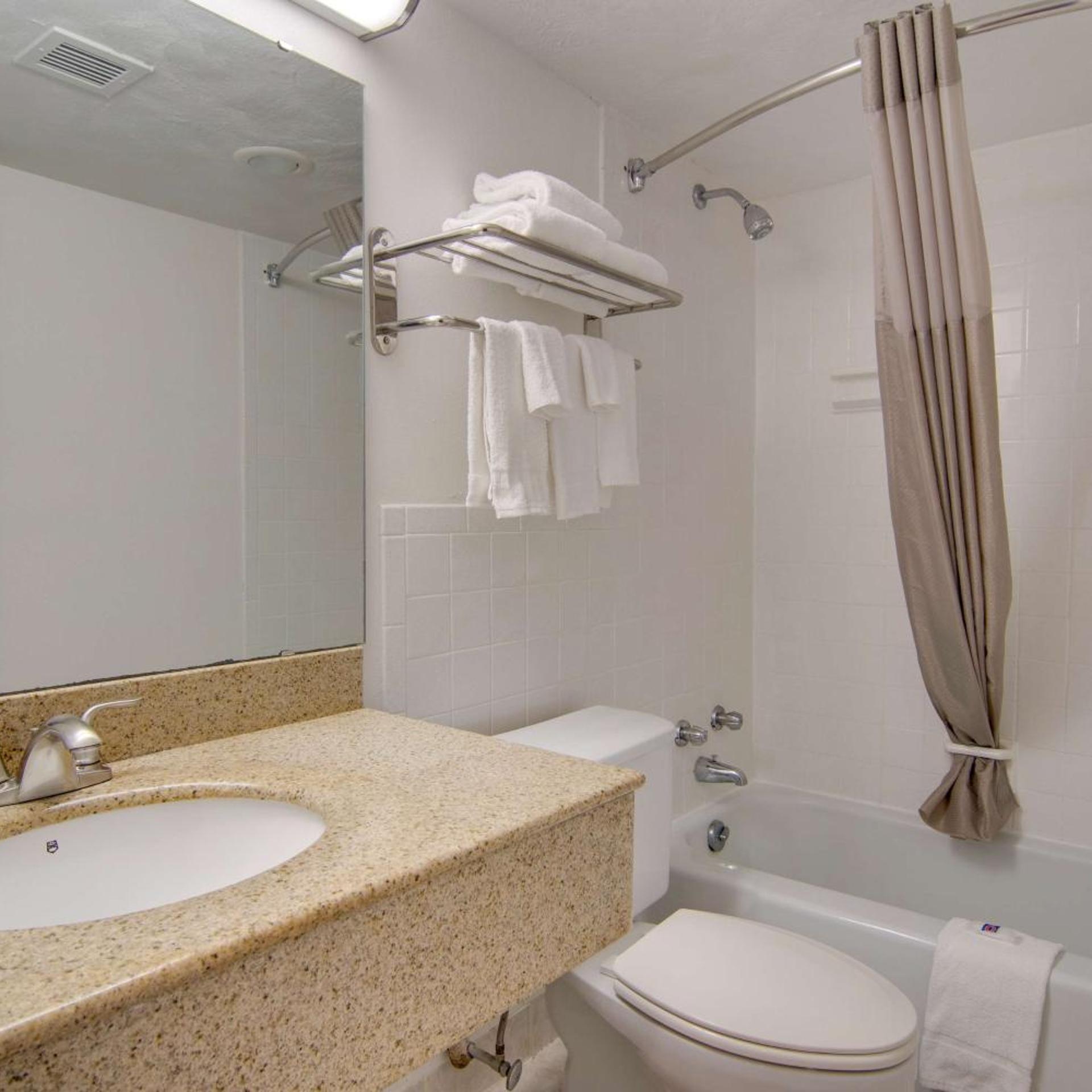 2 Queen Beds - Non-Smoking, Mini Fridge، Motel6 Clarion, PA 3/3