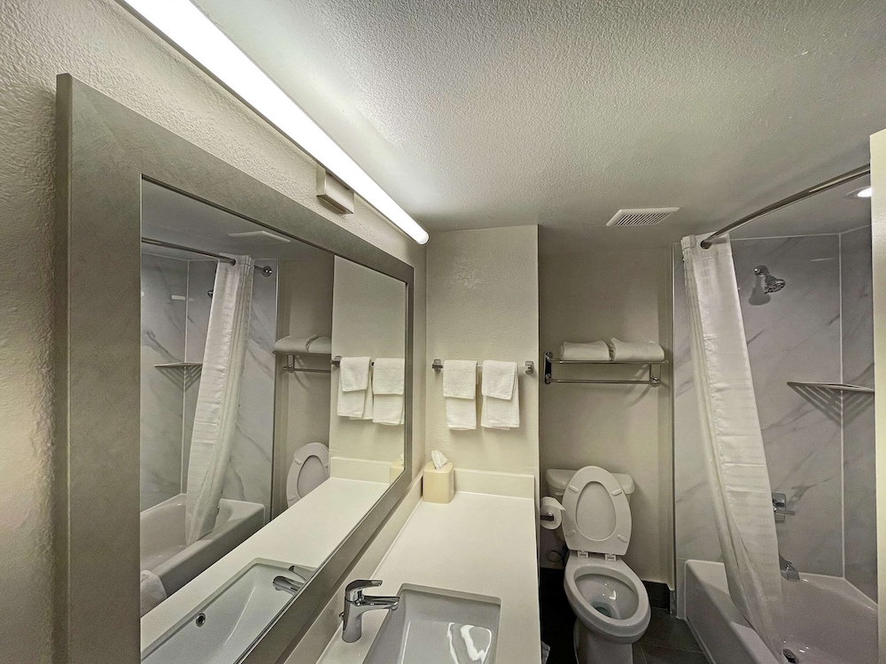 Quality Suites Houston Hobby Airport Ex Super 8 10/33
