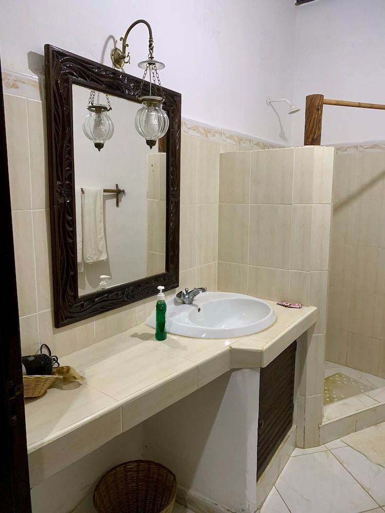 Kenyan House Boutique Hotel 34/36