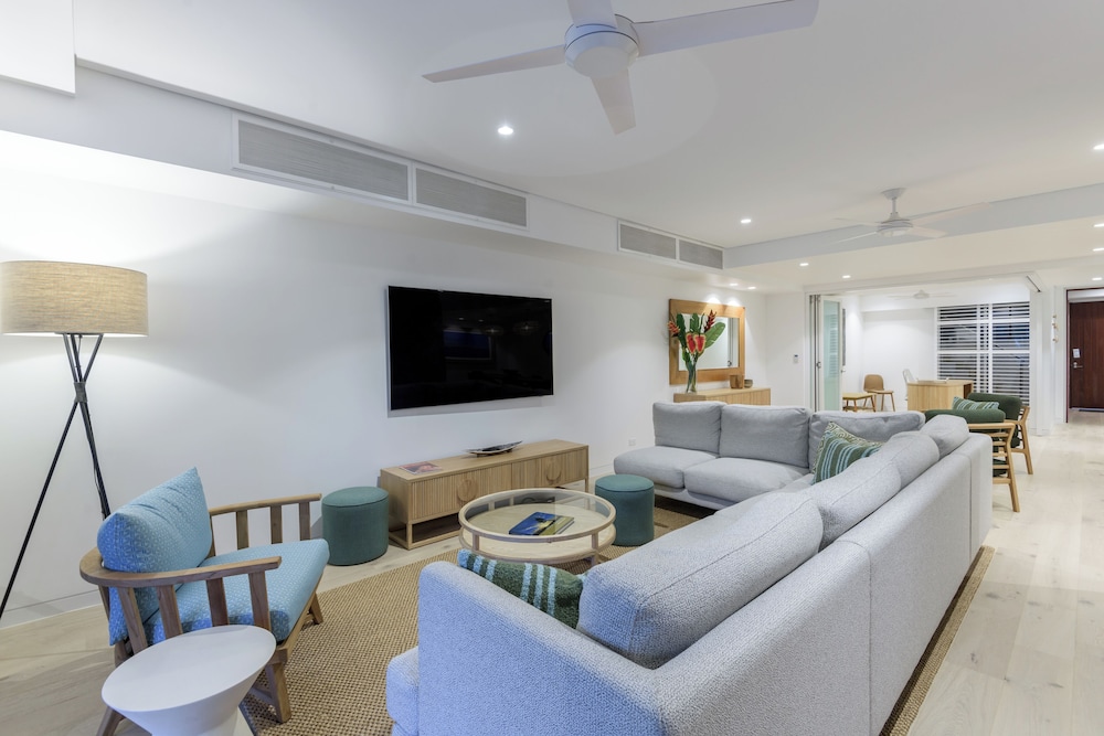 Coconut Grove Port Douglas 24/50