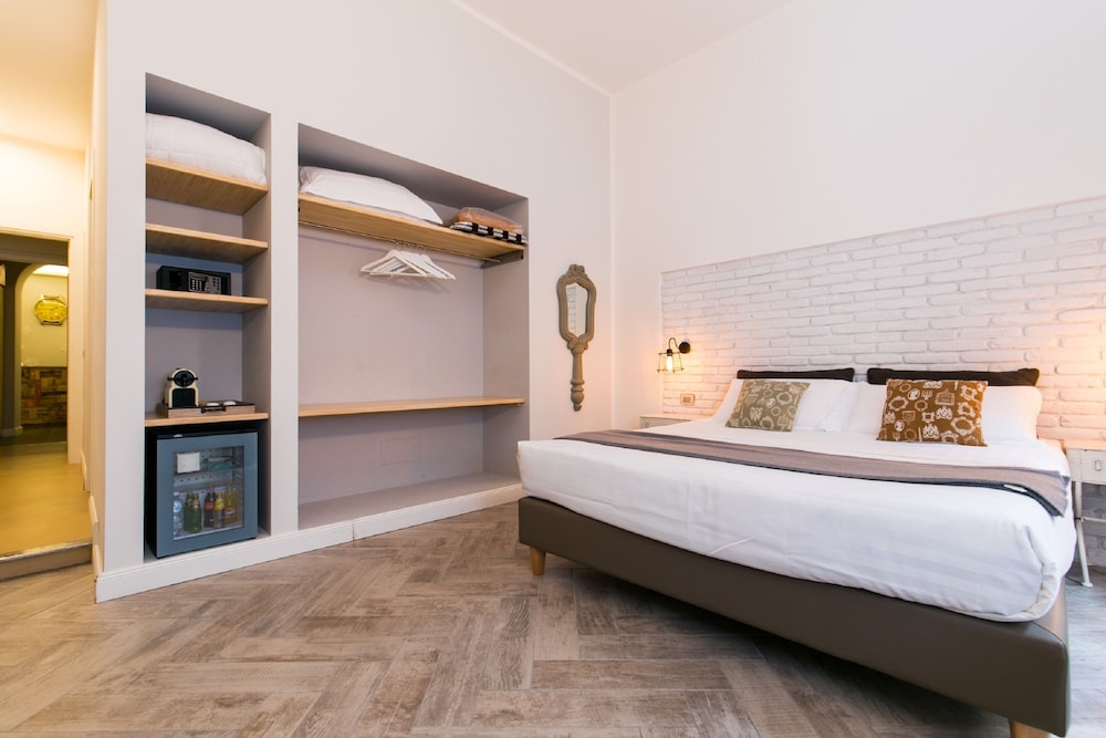 Trevi Contemporary Suite 8/42