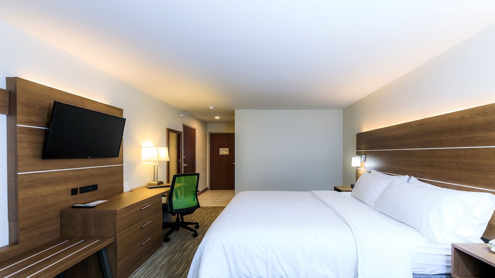 غرفة قياسية بسرير كوين