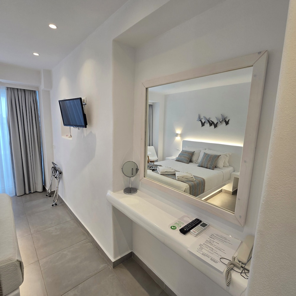 Merovigliosso Studios And Apts 15/50