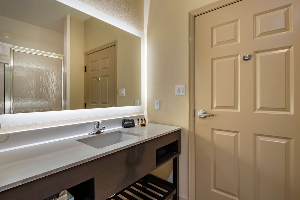 Best Western Plus Monica Royale Inn & Suites 13/31
