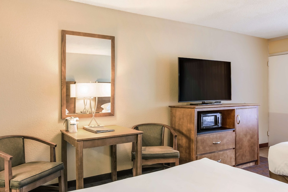 Red Lion Inn & Suites Branson 25/36