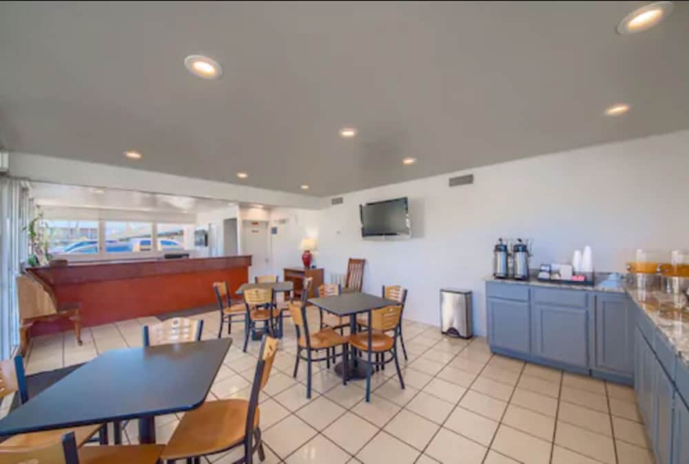 Americas Best Value Inn Uvalde 22/31