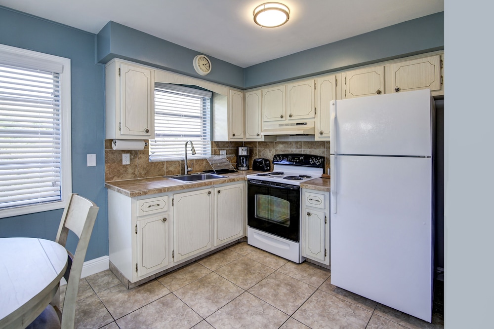 May Dee Suites 3/67