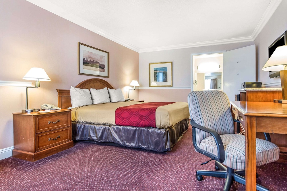 Econo Lodge Castro Valley 37/56