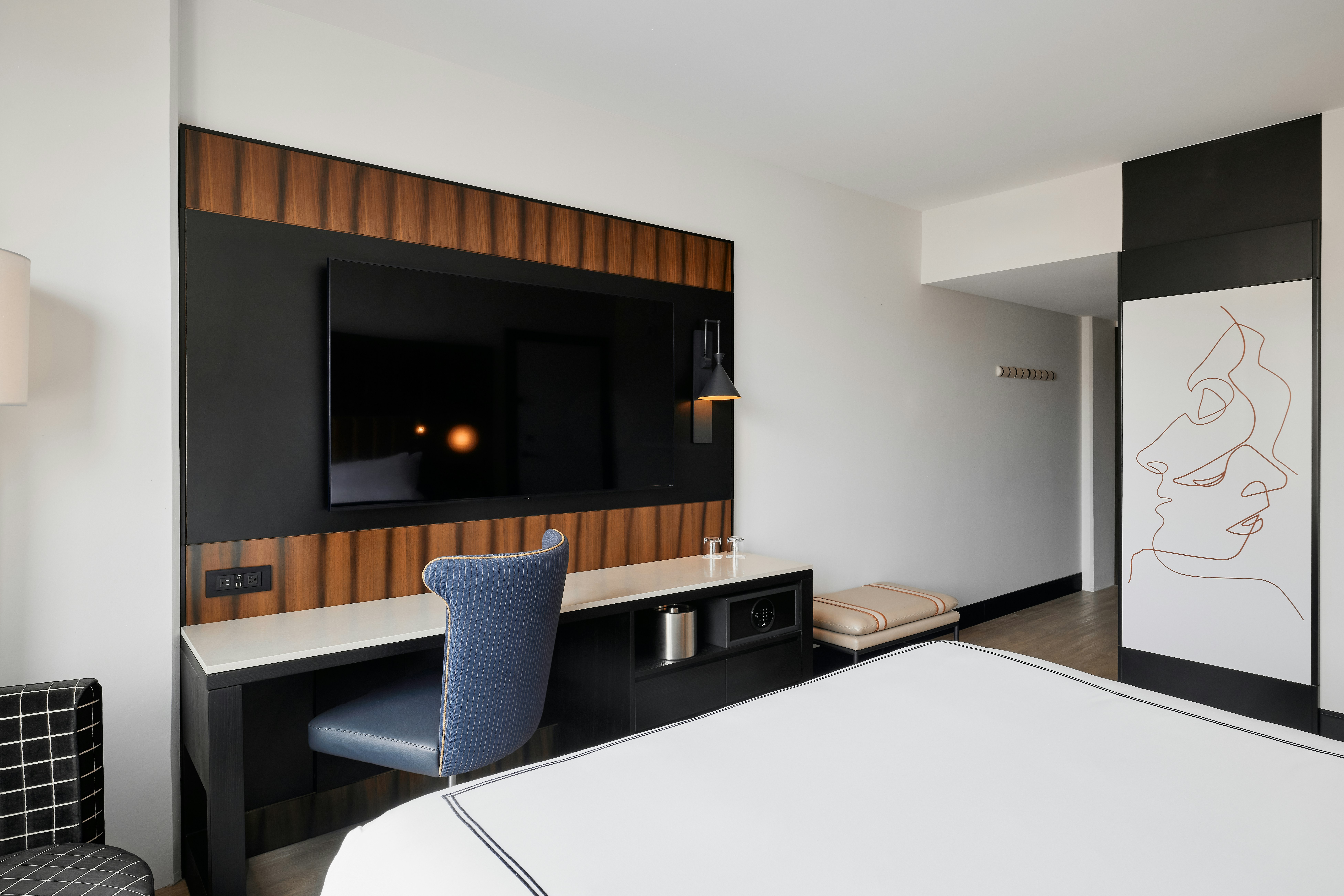 غرفة قياسية بسرير كينج، The Godfrey Detroit, Curio Collection by Hilton 3/4