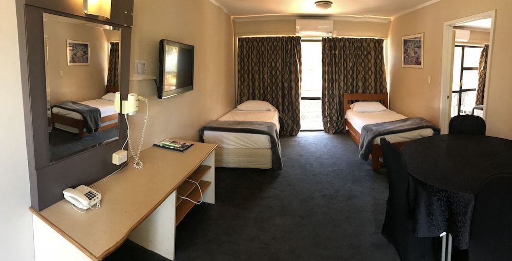 ASCOT EPSOM MOTEL 29/36