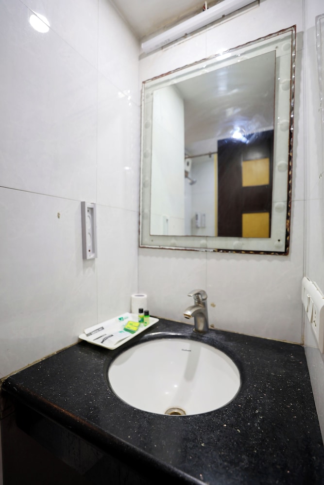 Airport Hotel Grand Delhi 51/52