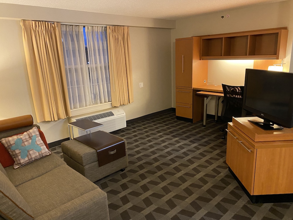 MainStay Suites Middleburg Heights Cleveland Airport 26/42