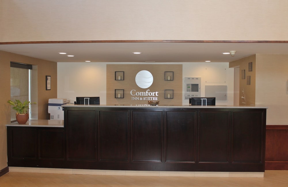 Comfort Inn & Suites West Springfield, MA 8/35