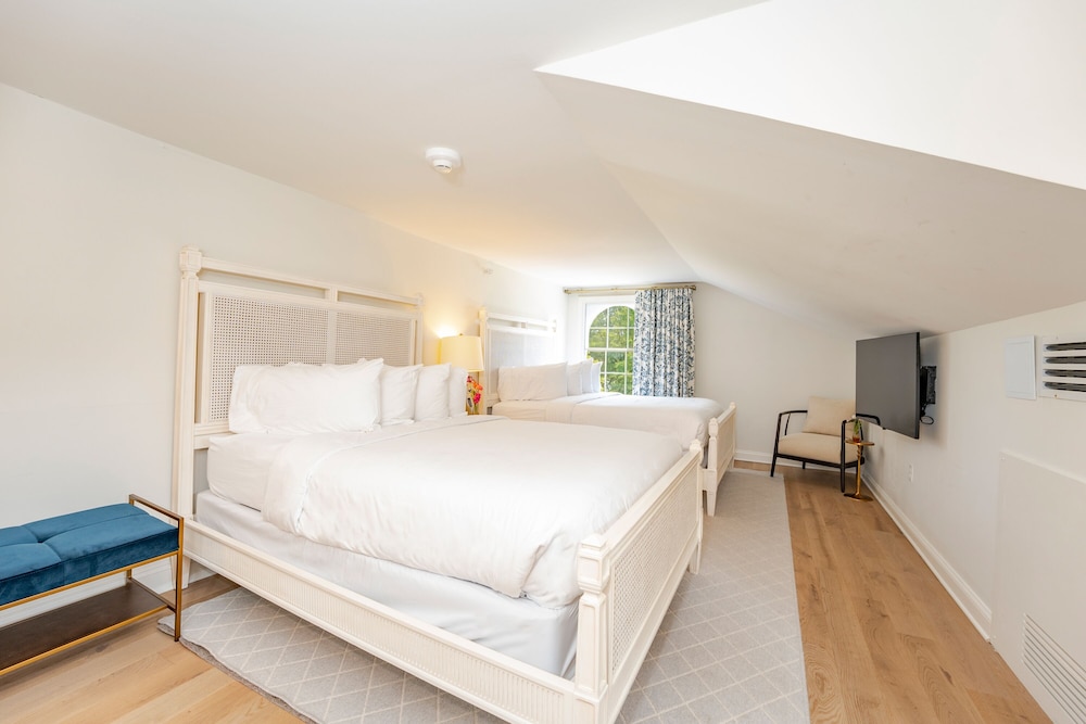 Standard, Single, 2 Queen Beds