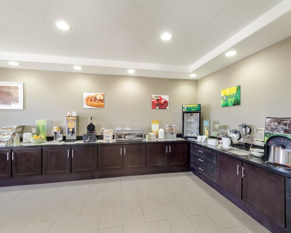Quality Inn and Suites Victoria East 30/38