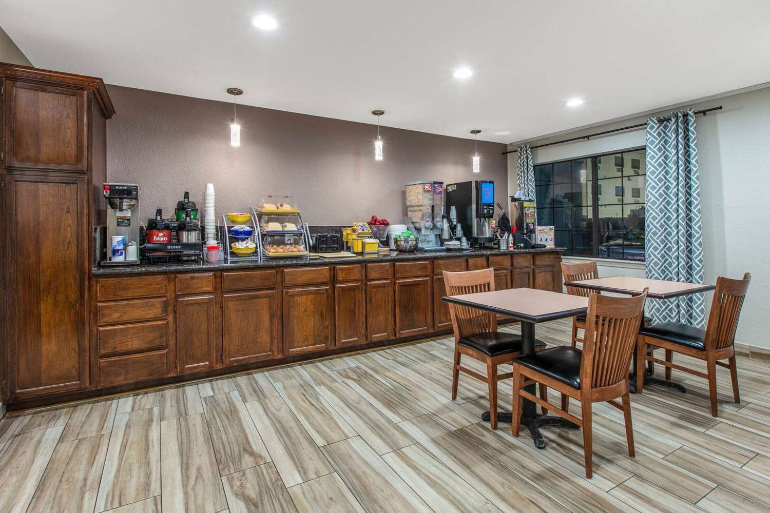 Days Inn by Wyndham Waco 17/27