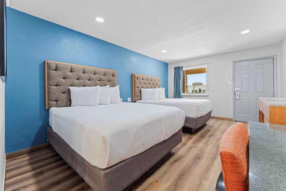 Econo Lodge Inn & Suites Sealy 35/52