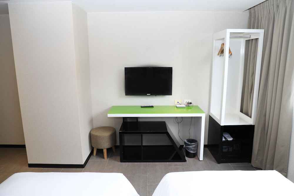 Wholesome Hotel 34/50