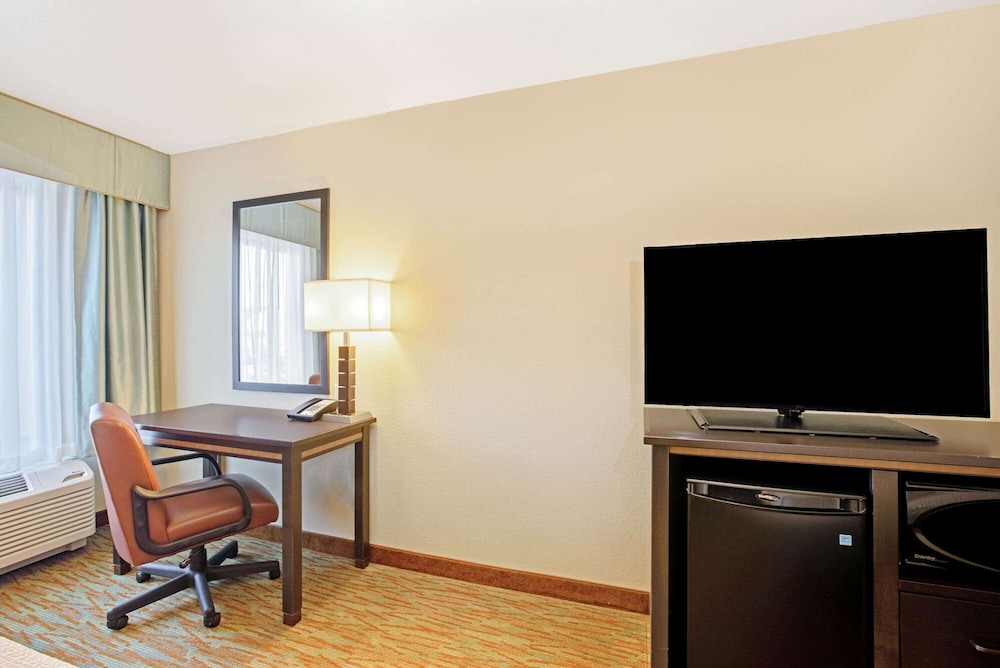 La Quinta Inn & Suites by Wyndham Gillette 39/47