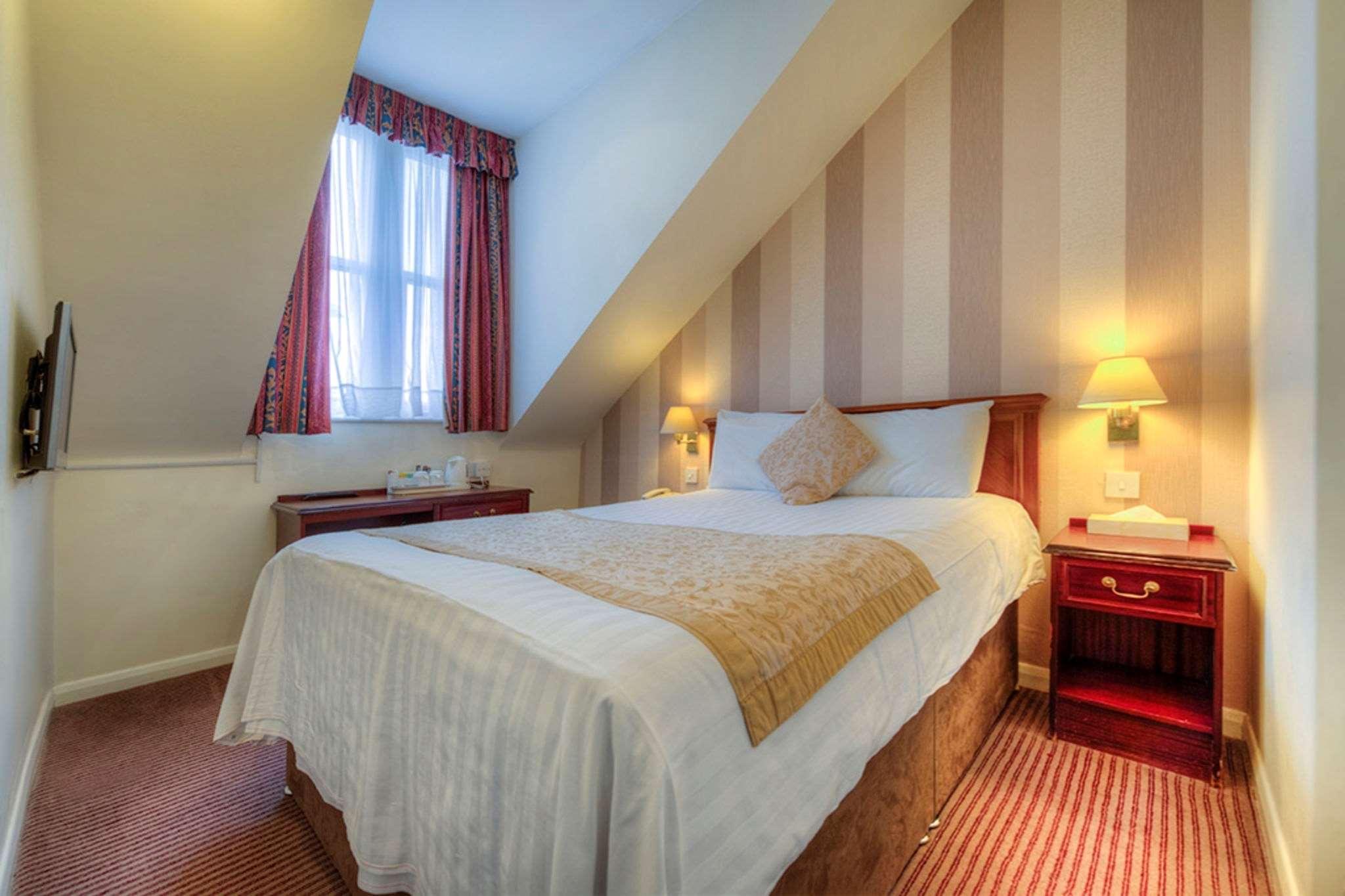 ROOM, DOUBLE BED
