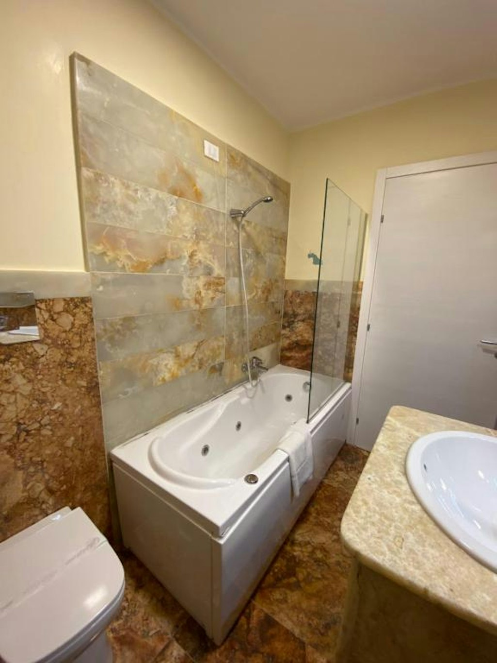 55 Aira Hotel 34/36
