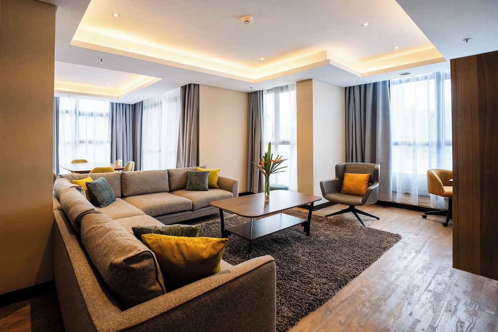 Trademark Suites at Enaki Town 23/60
