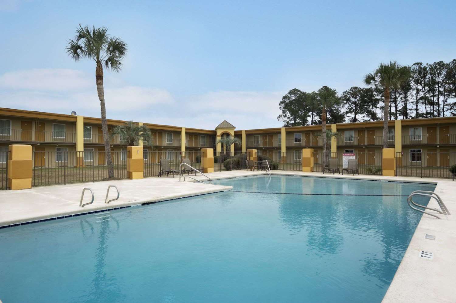 Days Inn By Wyndham Brunswick/St. Simons Area 15/19