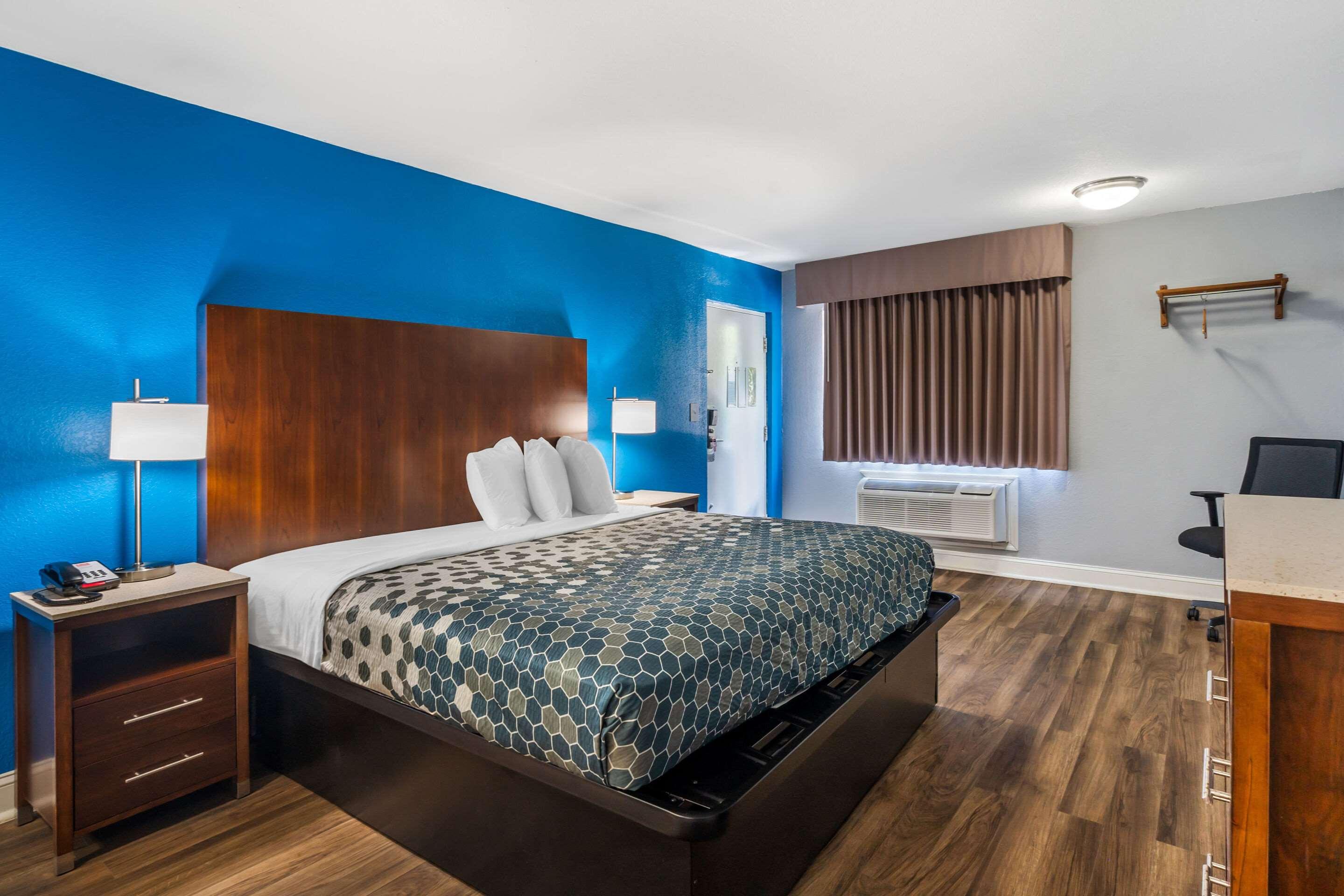 SUITE, KING BED