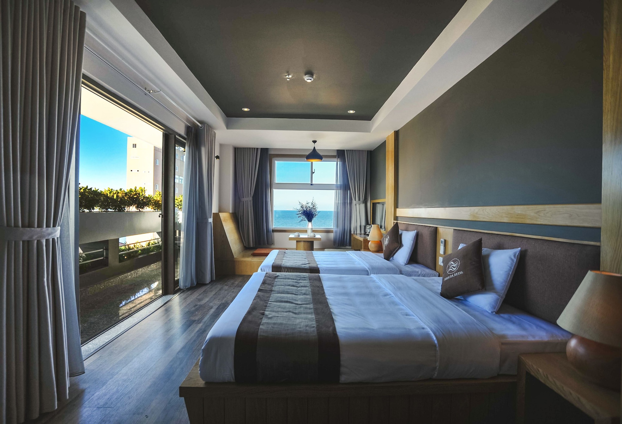 Suite, Sea View