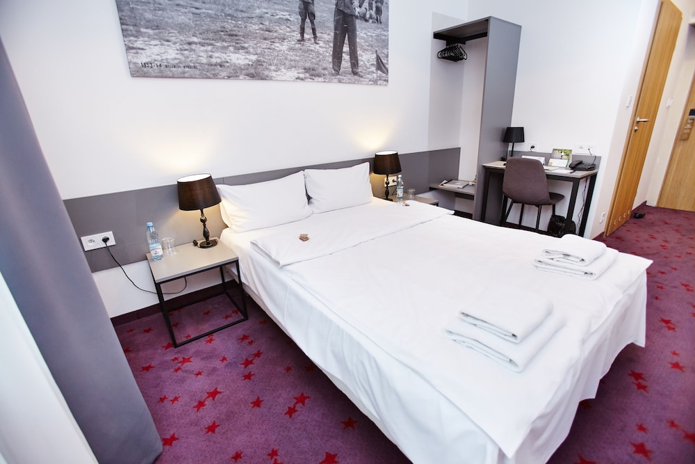 ROOM, DOUBLE BED