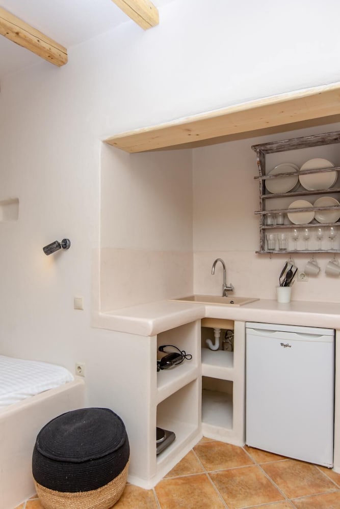 Ampelos Inn 46/47
