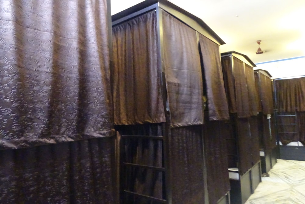 Sunshine Hostels 15/18