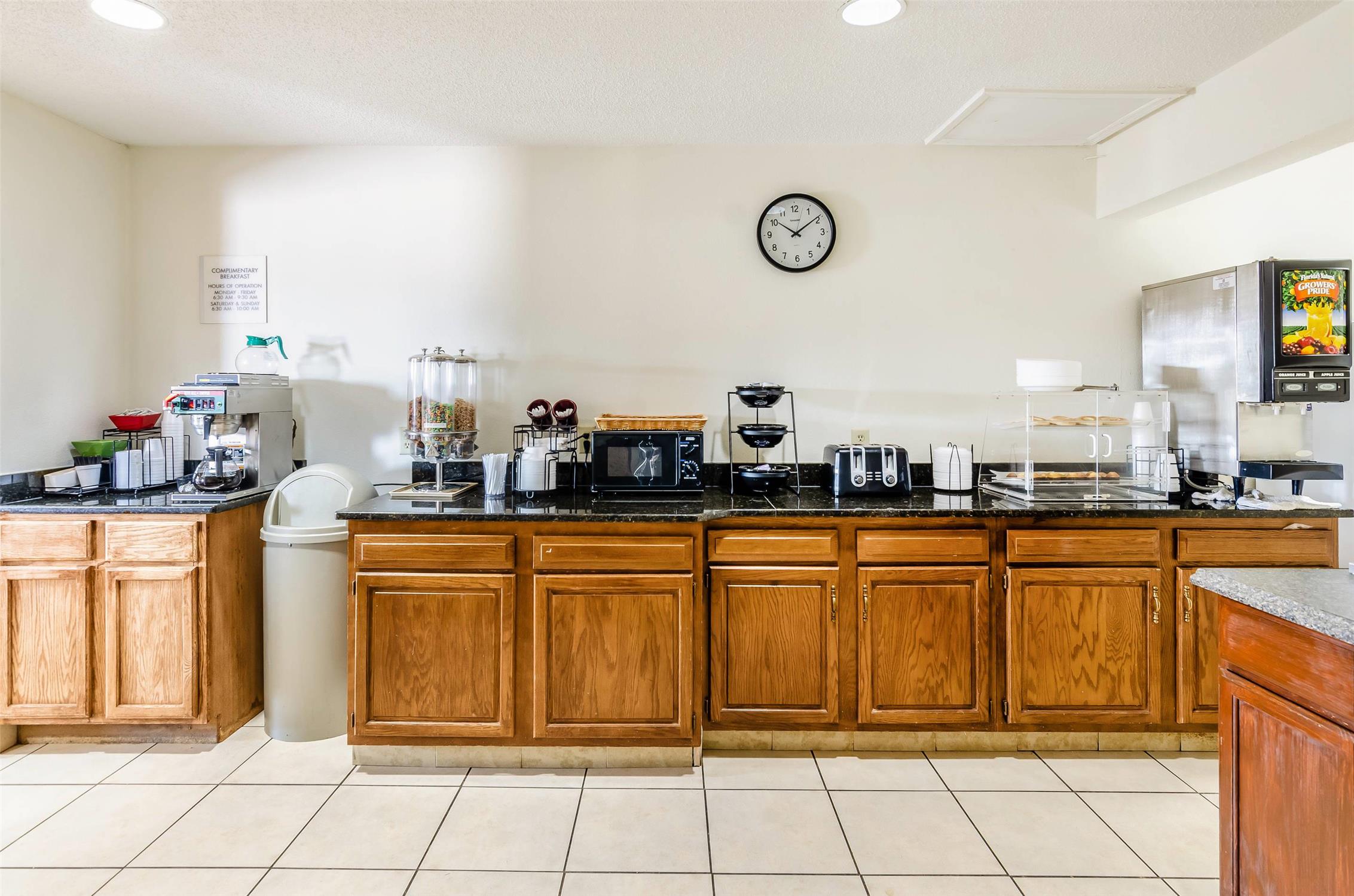 Econo Lodge Glade Spring 2/7