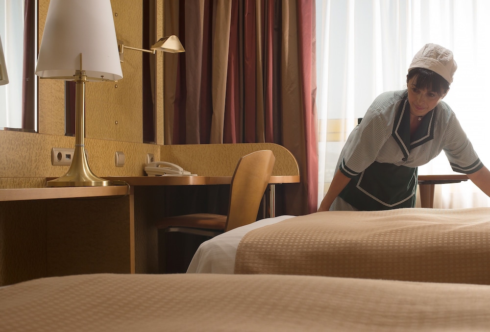 Holiday Inn Athens Airport 11/66