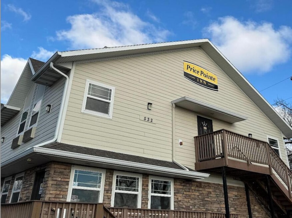 Price Pointe Inn 1/42