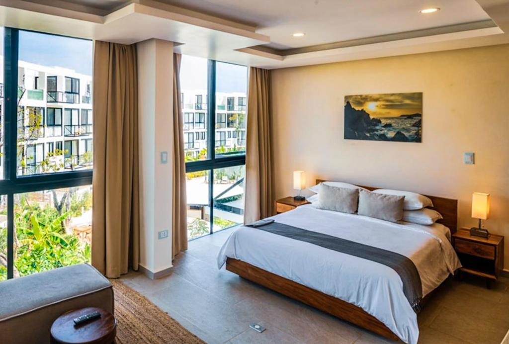 Penthouse, Studio