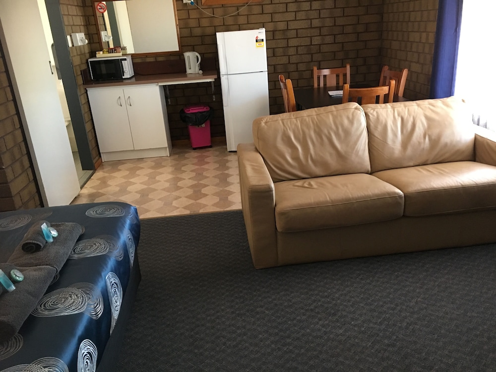 AIRPORT WHYALLA MOTEL 36/58