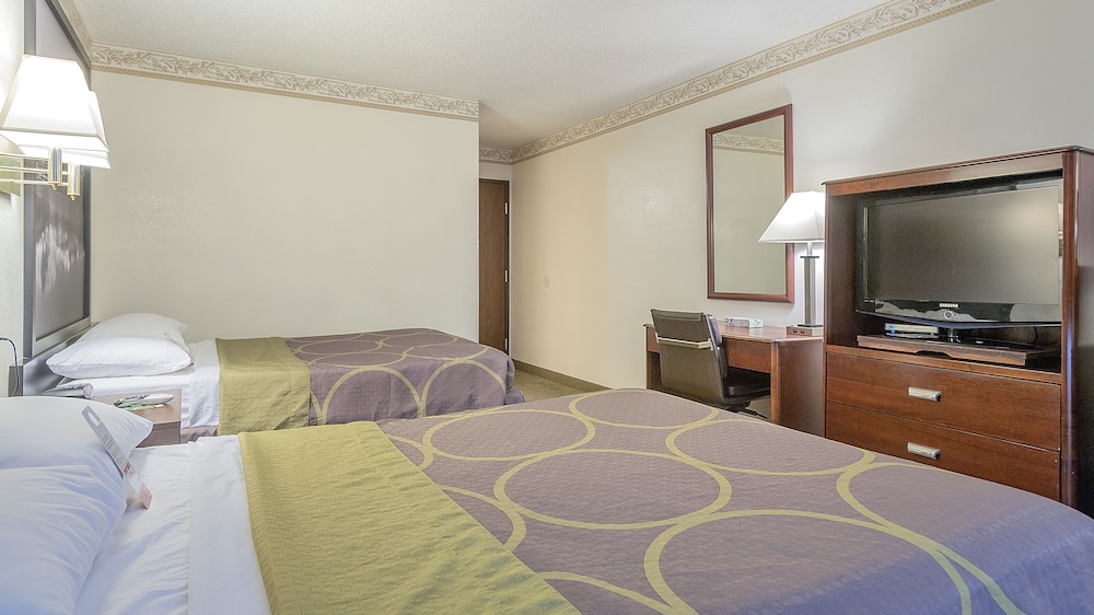 Super 8 by Wyndham Colorado Springs/Chestnut Street 12/29