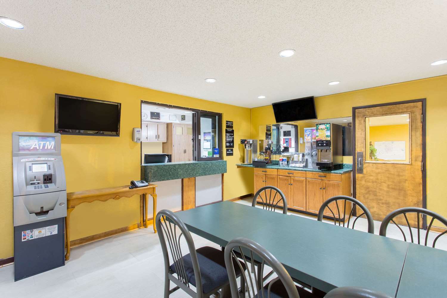Super 8 By Wyndham Greensboro/Coliseum/Conv. 16/19