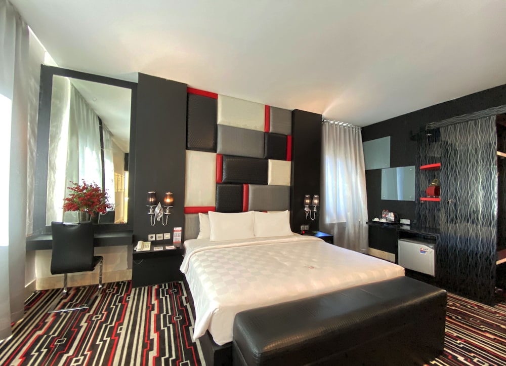 Swiss-Belcourt Makassar 10/36