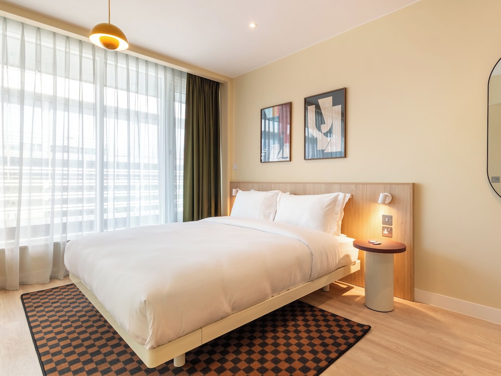 ROOM, LARGE