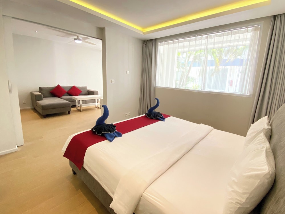 Coast Boutique Apartments 11/53