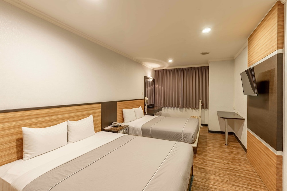 STANDARD, QUADRUPLE, 2 DOUBLE BEDS