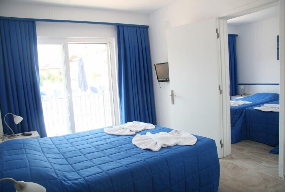 2 BEDROOMS, CONNECTING, FAMILY