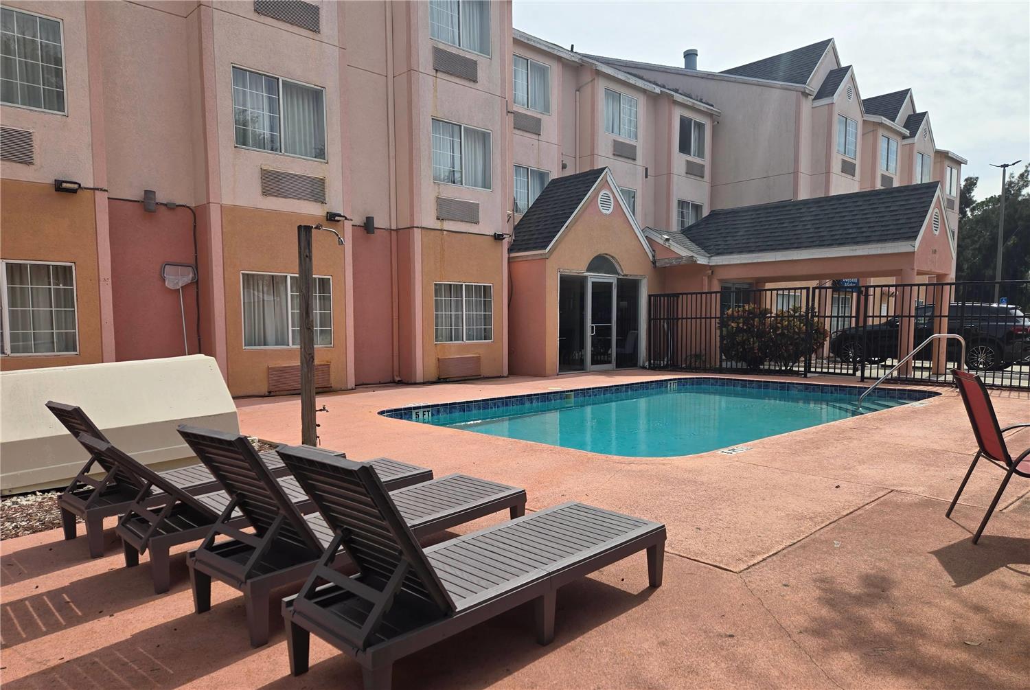 Days Inn And Suites By Wyndham Tampa Raymond James Stadium 50/51